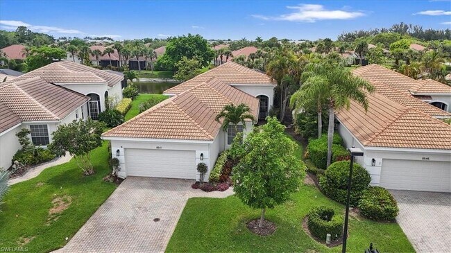 8541 Peppertree Way in Naples, FL - Foto de edificio - Building Photo