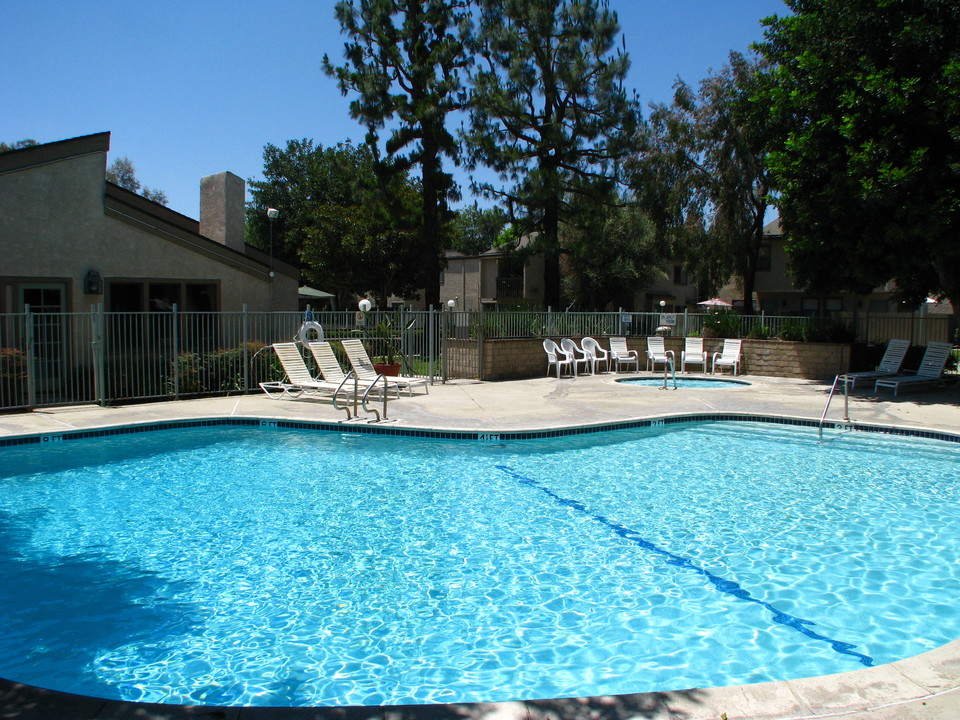 Spring Tree Apartments in Chino, CA - Foto de edificio