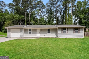 1947 Valley Woods Dr in Riverdale, GA - Building Photo