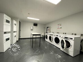 146 Meserole St, Unit 3F in Brooklyn, NY - Building Photo - Building Photo