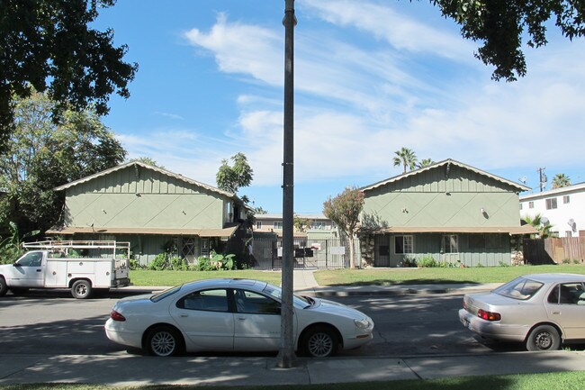 675 Karesh Ave in Pomona, CA - Foto de edificio - Building Photo