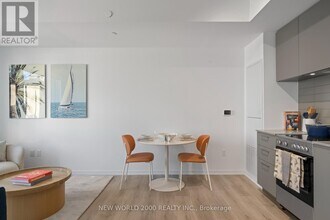 101 Roehampton Ave in Toronto, ON - Building Photo - Building Photo