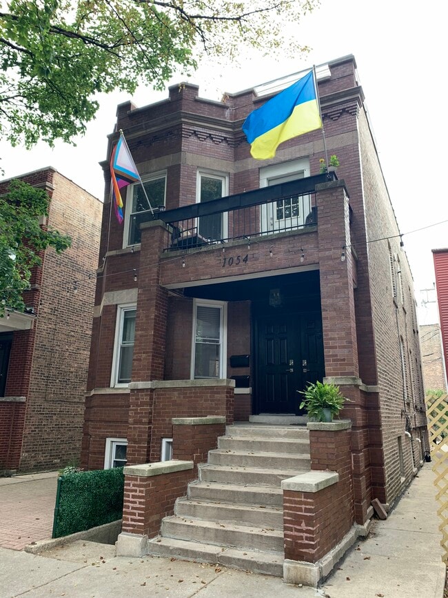 1054 N Leavitt St, Unit 1