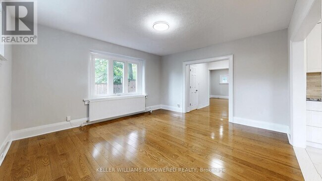 107 Lawrence Crescent in Toronto, ON - Building Photo - Building Photo