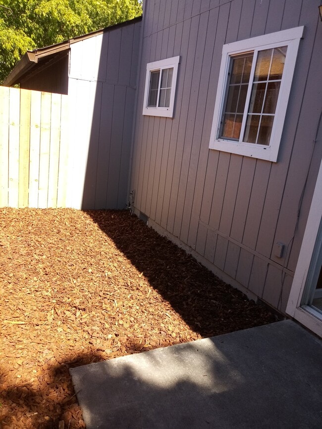 211 Barnett St, Unit 211 in Santa Rosa, CA - Building Photo - Building Photo