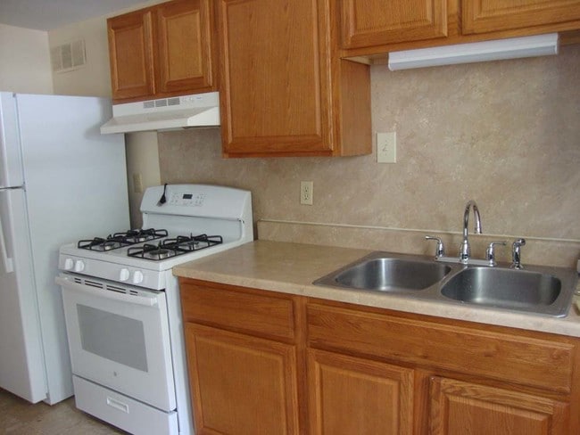 698 Charlotte Ave, Unit 698 in Hermitage, PA - Foto de edificio - Building Photo