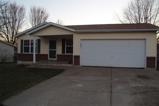 property at 2225 Columbus Cir