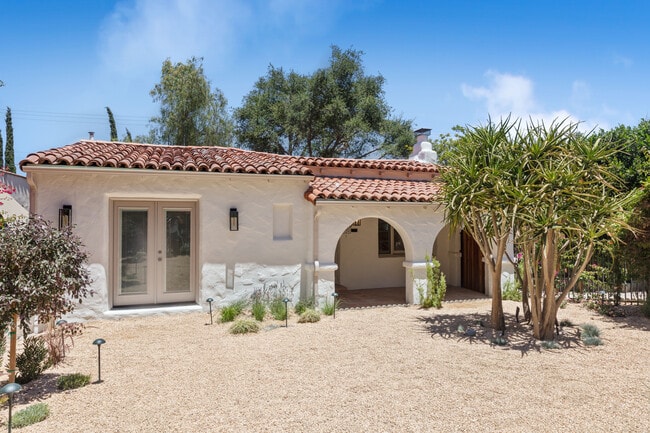 11491 Sunshine Ter in Studio City, CA - Building Photo - Building Photo