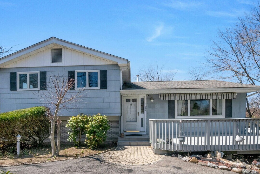 3177 Gomer St in Yorktown Heights, NY - Foto de edificio