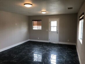 318 E Heath Ln-Unit -ABOVE GARAGE in Long Beach, CA - Building Photo - Building Photo