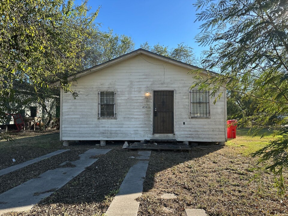 434 W Avenue F in Robstown, TX - Building Photo