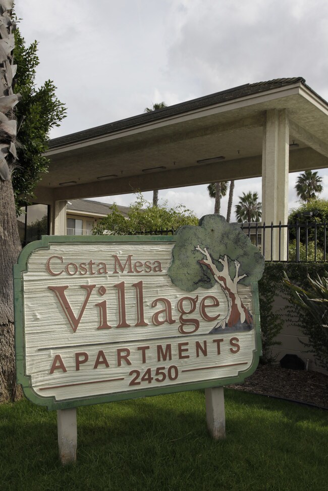 Costa Mesa Village Apartments in Costa Mesa, CA - Foto de edificio - Building Photo