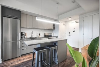 6570 Glen Erin Dr in Mississauga, ON - Building Photo - Building Photo