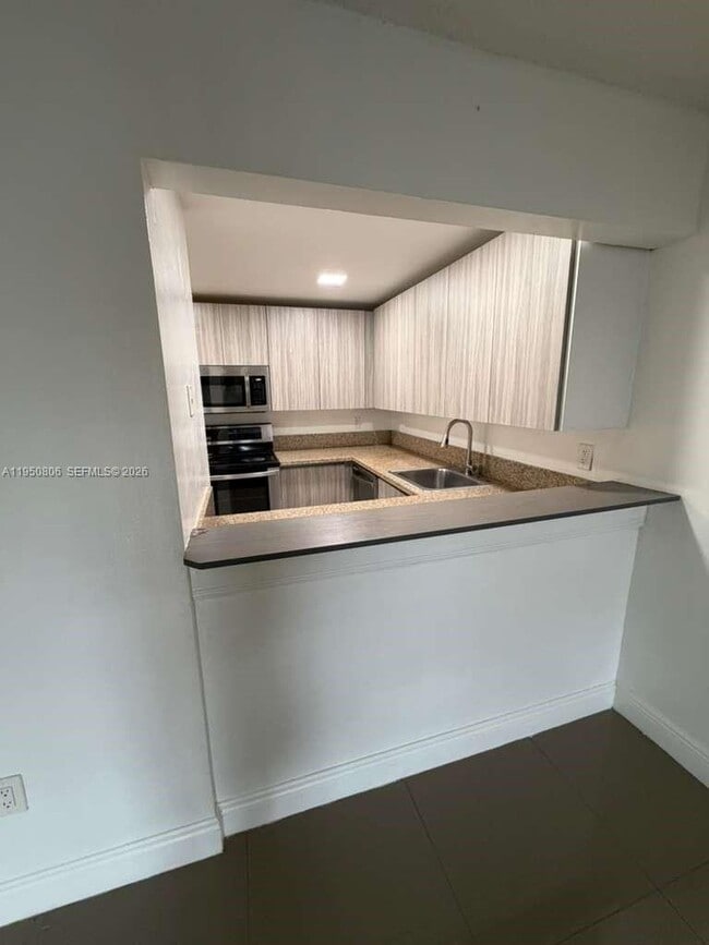 6980 NW 186th St in Hialeah, FL - Building Photo - Building Photo