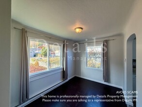 302 N Cambrian Ave in Bremerton, WA - Building Photo - Building Photo