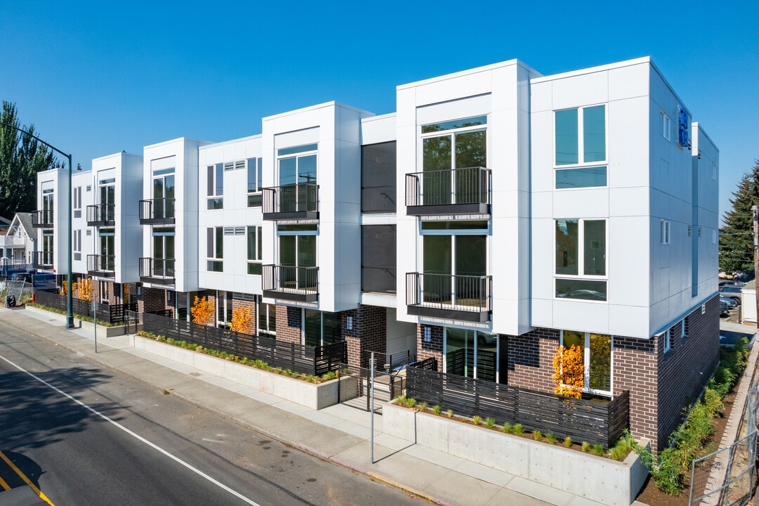 1010 Apartments in Bremerton, WA - Building Photo