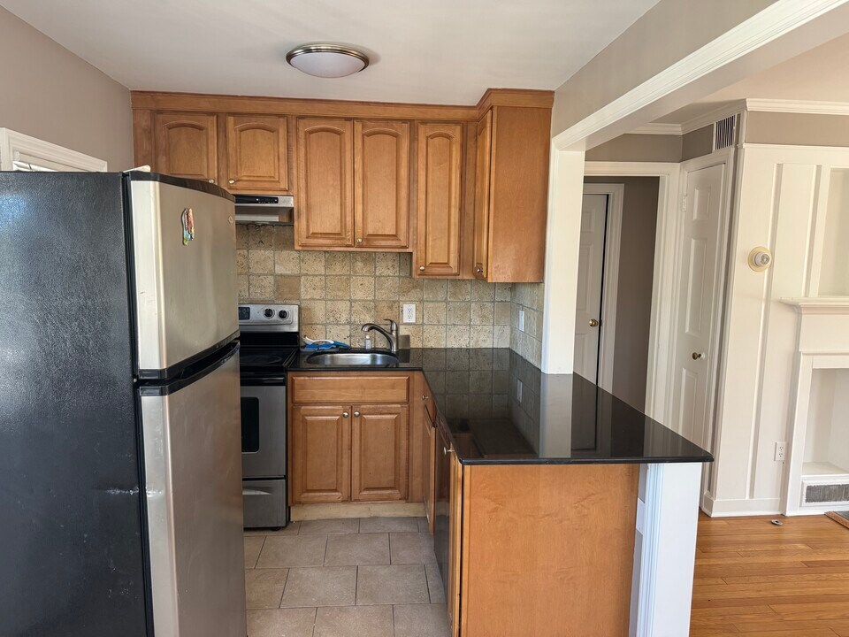 1640 Whitney Ave, Unit 2nd Floor in Hamden, CT - Building Photo