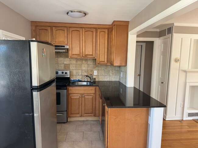 1640 Whitney Ave, Unit 2nd Floor