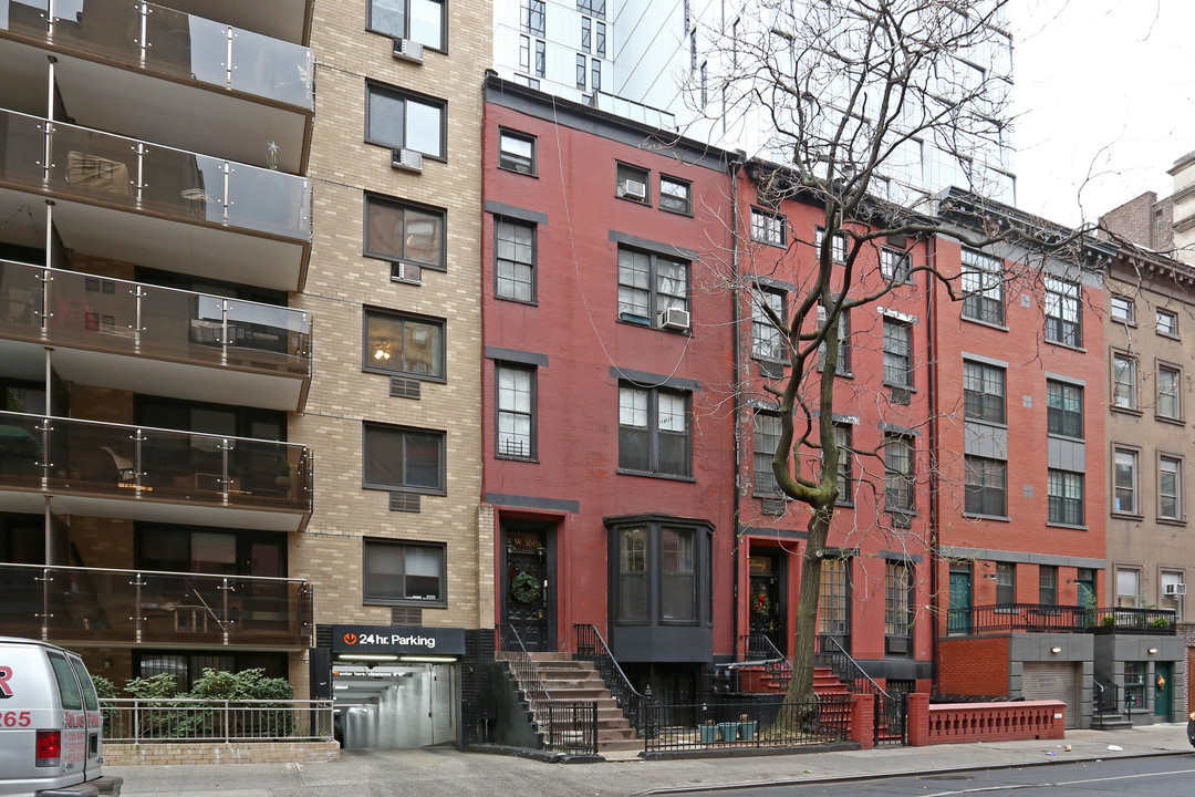 18 W 16th St in New York, NY - Building Photo