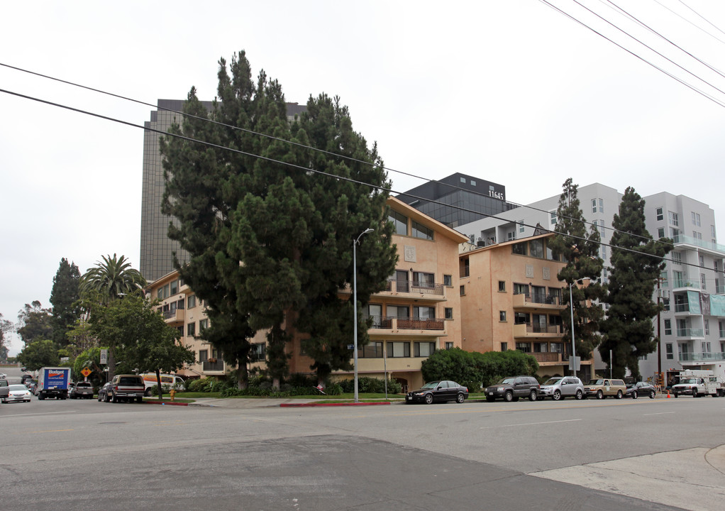 1154 S Barrington Ave in Los Angeles, CA - Building Photo