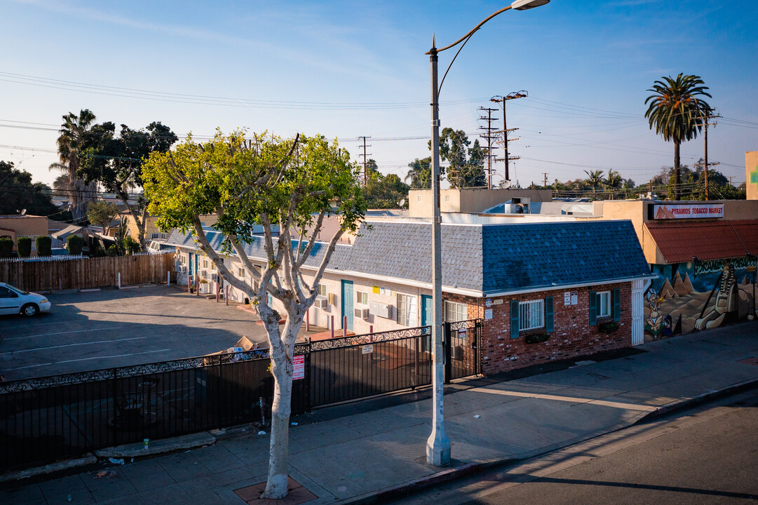 605 N Long Beach Blvd in Compton, CA - Foto de edificio