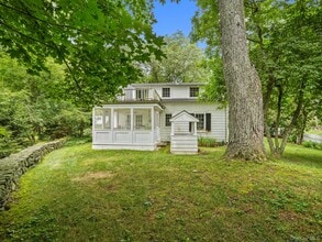 8 S Bedford Rd in Pound Ridge, NY - Building Photo - Building Photo
