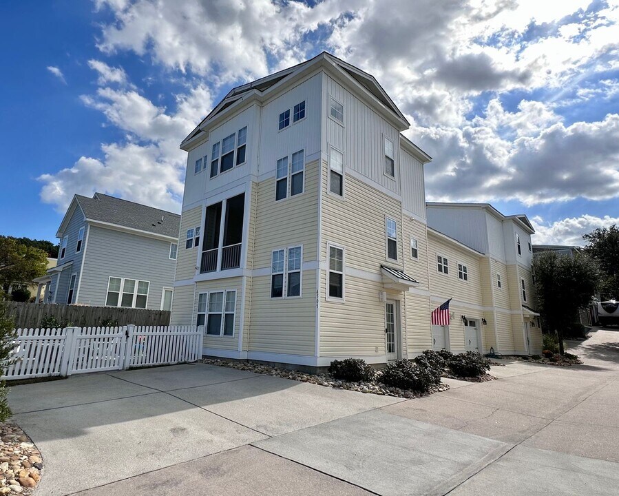 4505 Ocean View Ave in Virginia Beach, VA - Building Photo