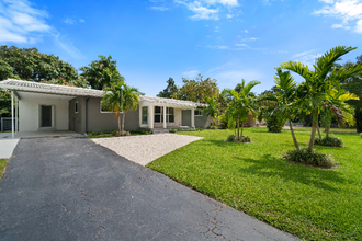 13721 N Miami Ave in Miami, FL - Foto de edificio - Building Photo