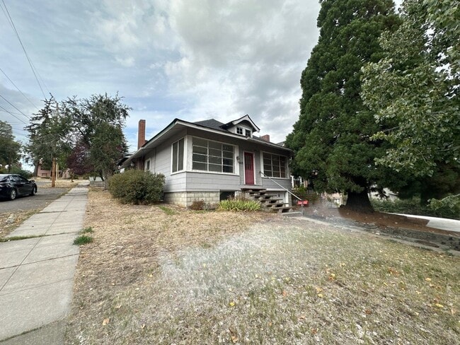 1405 Canby St in Klamath Falls, OR - Foto de edificio - Building Photo