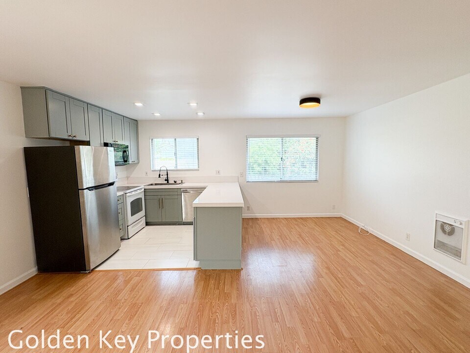 1724 Broadway St in Oceanside, CA - Building Photo