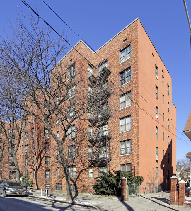 41-25 Case Street in Flushing, NY - Building Photo