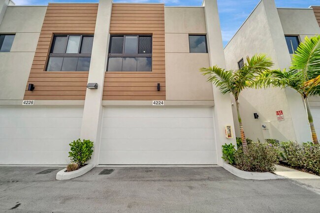4224 NE 7th Terrace in Oakland Park, FL - Building Photo - Building Photo
