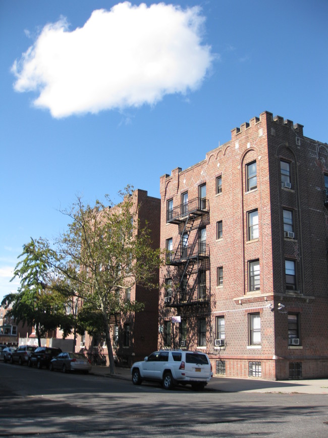 2106 33rd St in Long Island City, NY - Foto de edificio - Building Photo