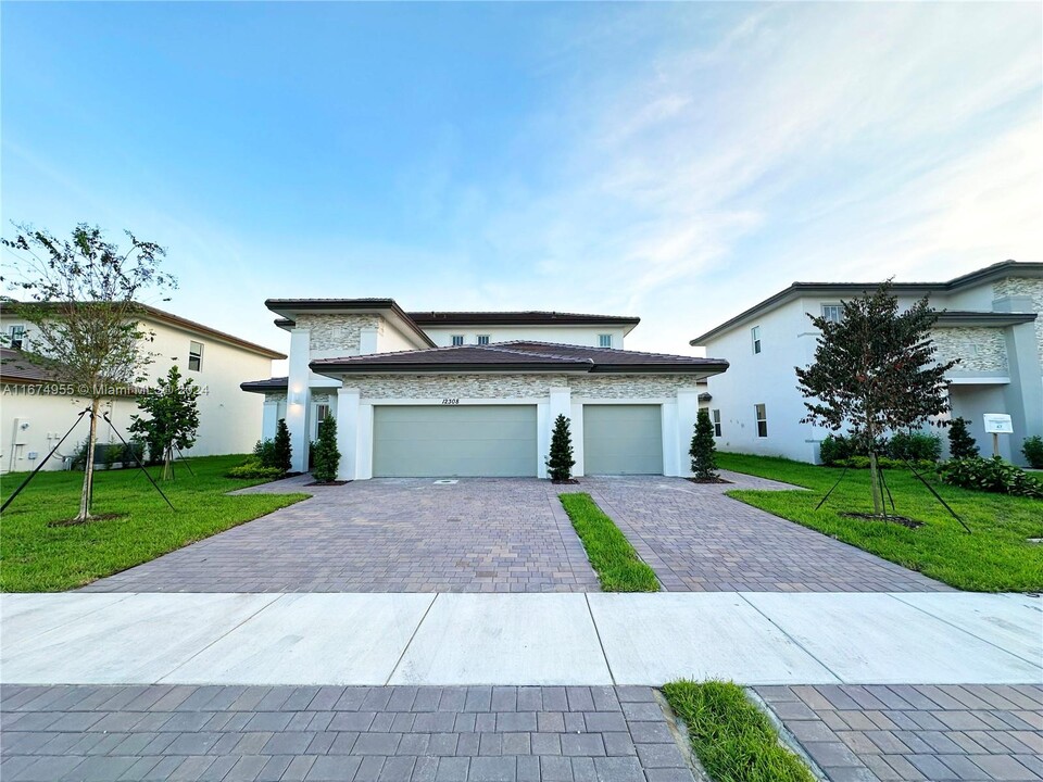 12308 SW 43rd St in Davie, FL - Foto de edificio