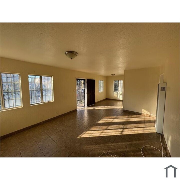 1939 W 35th St in Los Angeles, CA - Building Photo