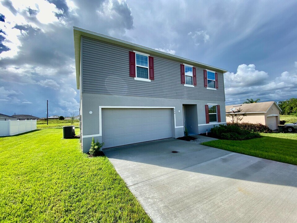999 Cumberland Dr in Poinciana, FL - Building Photo
