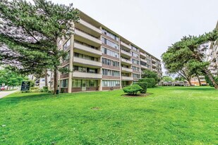 52 Thorncliffe Park Dr Apartments