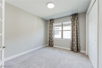 16246 Aberdeen Wy in Naples, FL - Foto de edificio - Building Photo