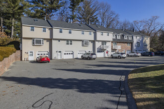 Oak Knoll Condominiums in Dracut, MA - Building Photo - Building Photo