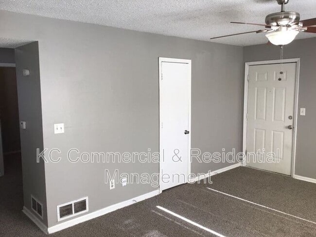 208 W Meadow St in Smithville, MO - Building Photo - Building Photo