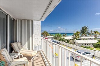 1010 S Ocean Blvd in Pompano Beach, FL - Building Photo - Building Photo