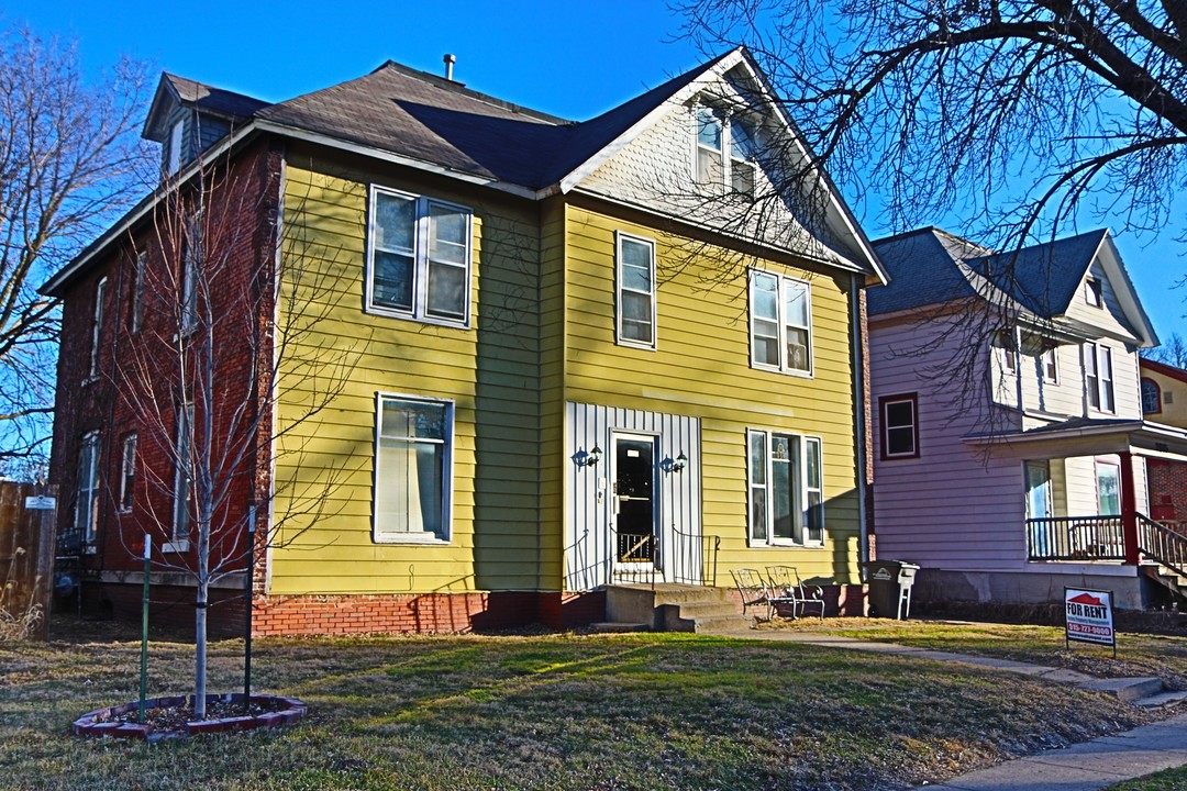 2817 Cottage Grove Ave. in Des Moines, IA - Foto de edificio