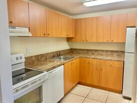 405 Executive Center Dr in West Palm Beach, FL - Building Photo