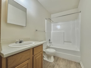 Spring Tree Apartments in Denham Springs, LA - Foto de edificio - Building Photo