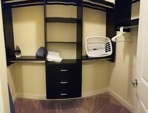 5720 Carnegie Blvd in Charlotte, NC - Foto de edificio - Building Photo