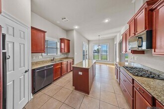 6107 Waterford Ln in Sorrento, LA - Foto de edificio - Building Photo