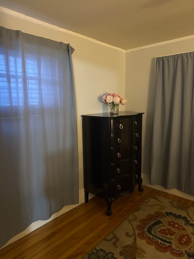 27 Windsor St, Unit One in Randolph, ME - Foto de edificio - Building Photo