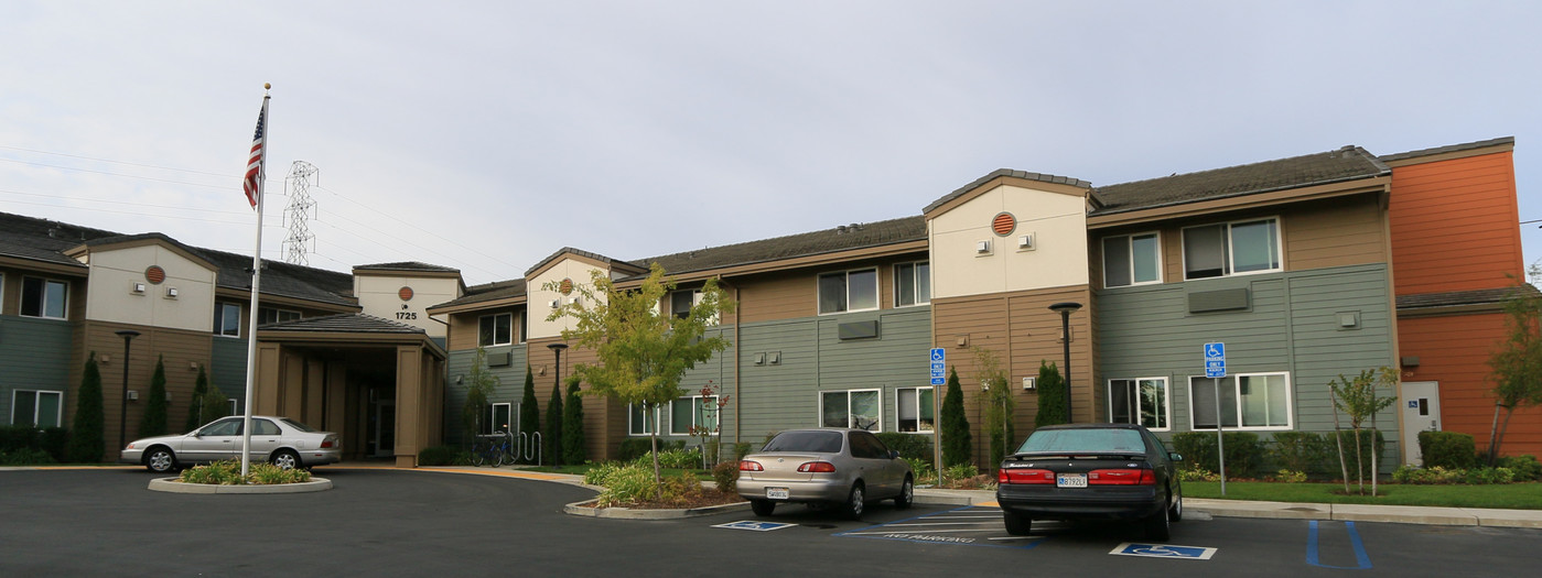 Eskaton Roseville Manor in Roseville, CA - Building Photo