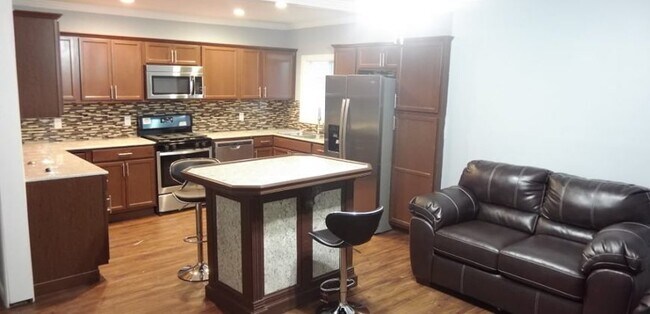 304 Maple St, Unit 1 in Syracuse, NY - Building Photo - Building Photo