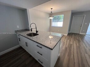 6855 SW 45th Ln in Miami, FL - Building Photo - Building Photo